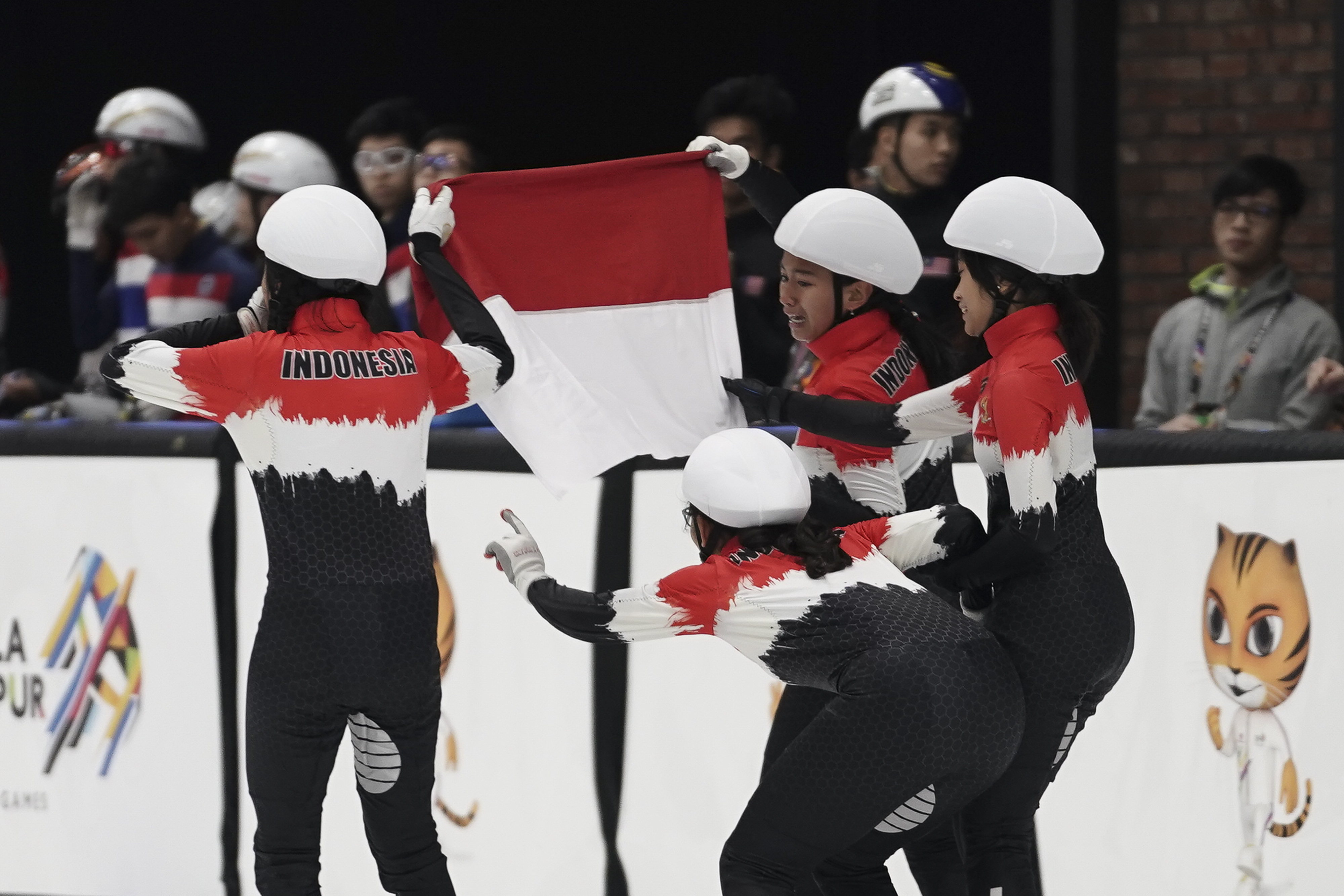 Tim ice skating Indonesia nomor short track speed skating 3.000 meter estafet putri.