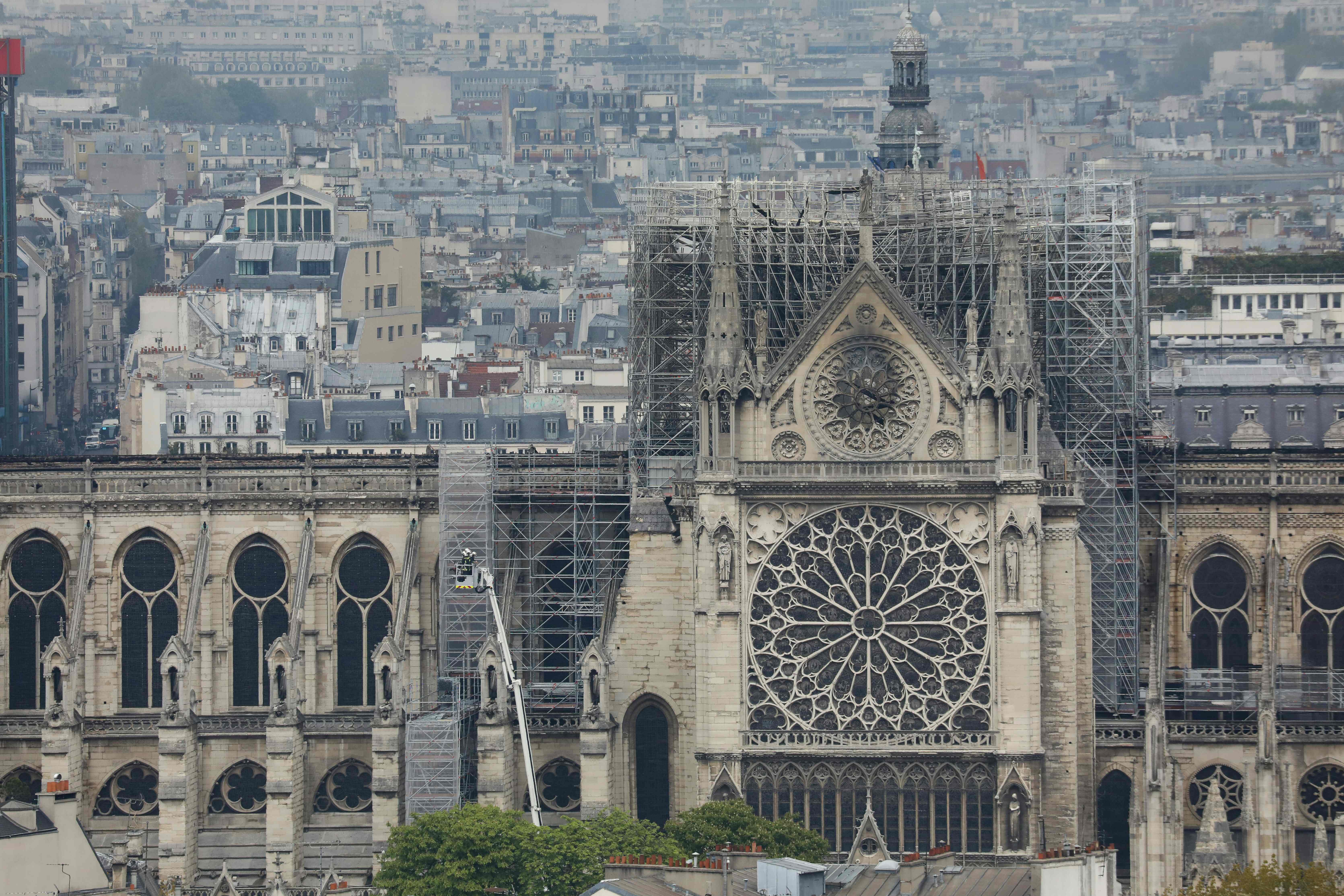 Katedral Notre-Dame yang terlihat dari Pantheon di Paris, setelah kebakaran yang menyebabkan puncaknya runtuh ke tanah.