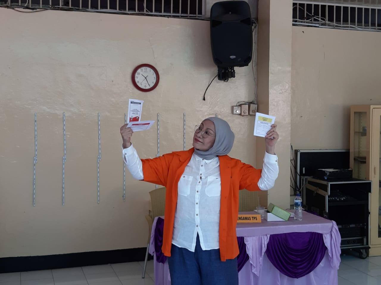 Ratna Sarumpaet saat menggunakan hak pilihnya.