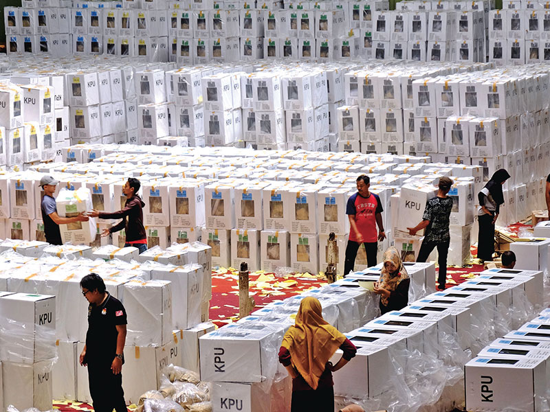 DISTRIBUSI LOGISTIK PEMILU 2019: Petugas mengemas logistik Pemilu 2019 di GOR Bambu Runcing Temanggung, Jawa Tengah, kemarin.
