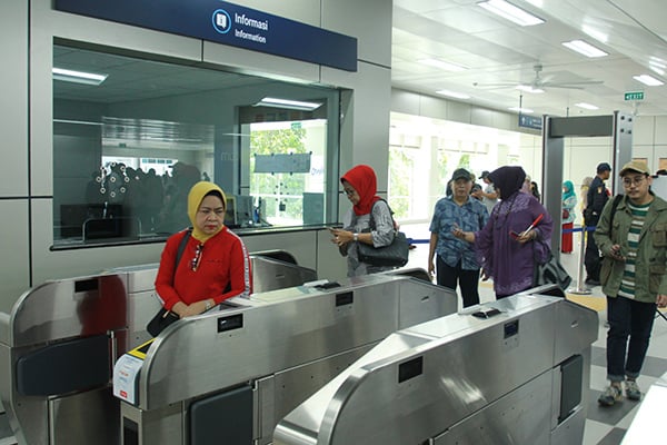 Antrean penumpang di MRT Jakarta.
