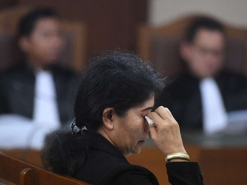 Terdakwa kasus suap PN Medan Merry Purba menangis saat menjalani sidang pembacaan tuntutan di Pengadilan Tipikor, Jakarta, Kamis (25/4/2019)