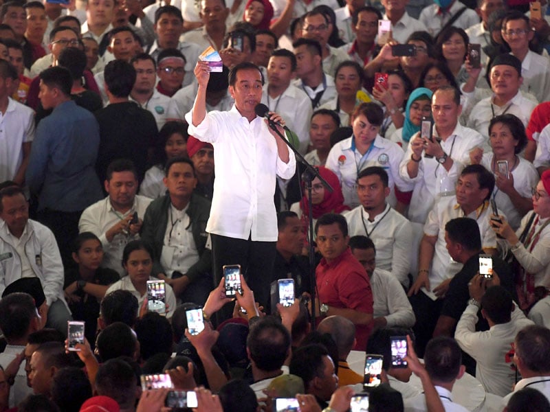  Calon Presiden nomor urut 01 Joko Widodo berpidato saat kampanye di GOR Dispora Sumut, Deli Serdang, Sumatera Utara