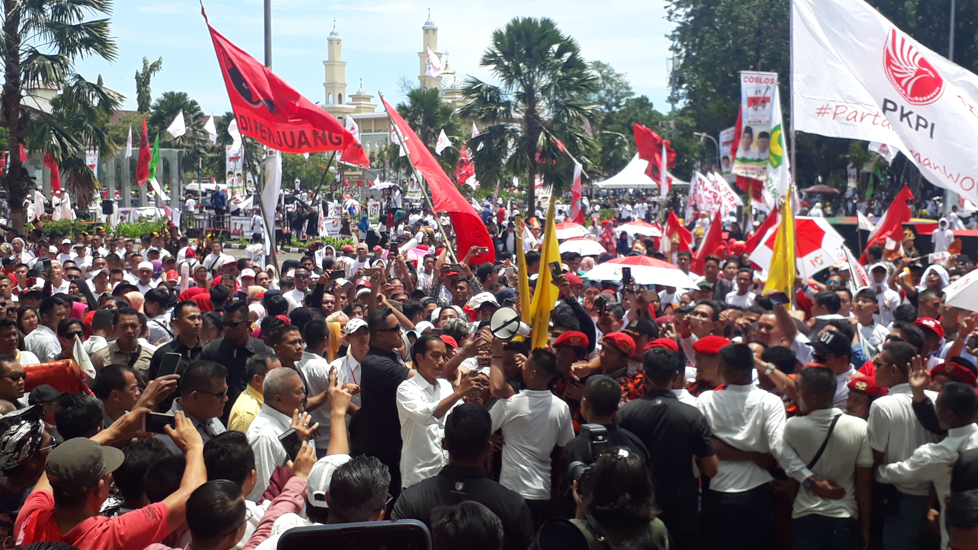 Puluhan Ribuan Warga Palembang Tumpah Ruah Sambut Jokowi