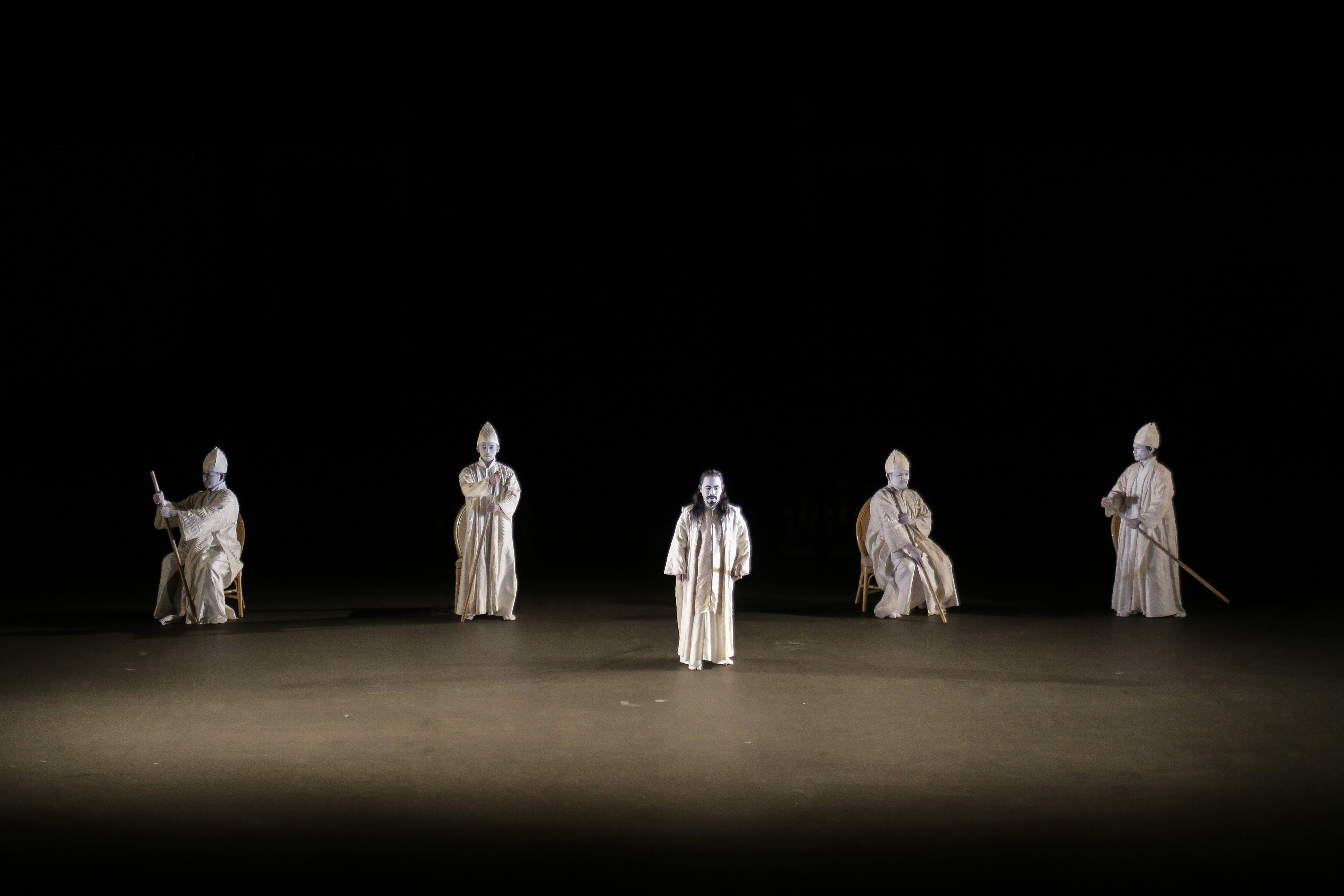 Salah satu adegan dalam pementasa teater Dionysus di Kompleks Candi Prambanan, Sleman, DI Yogyakarta, Sabtu (29/9). 