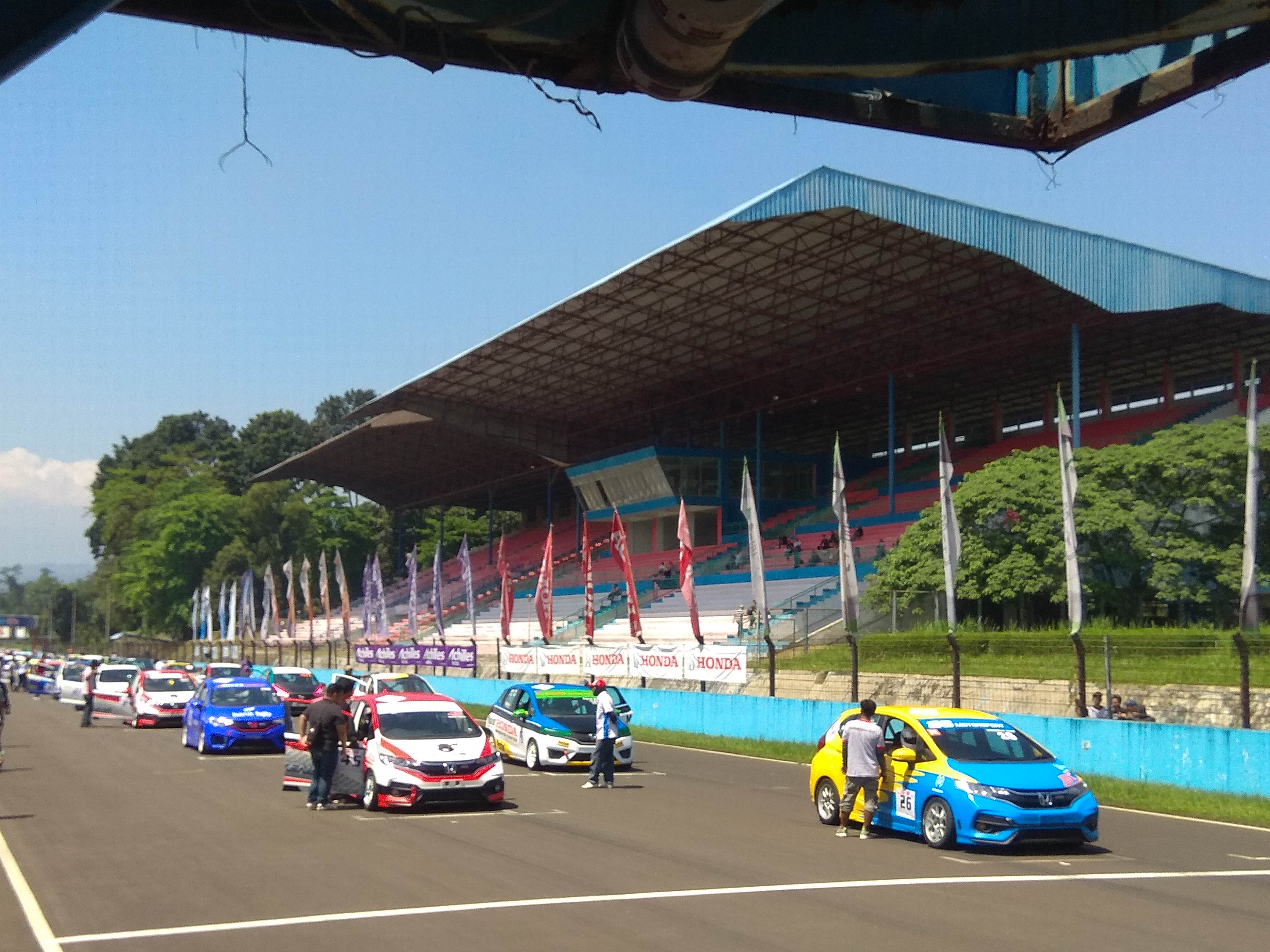 Balap Honda Jazz dan Brio Speed Challenge di Sirkuit Internasional Sentul