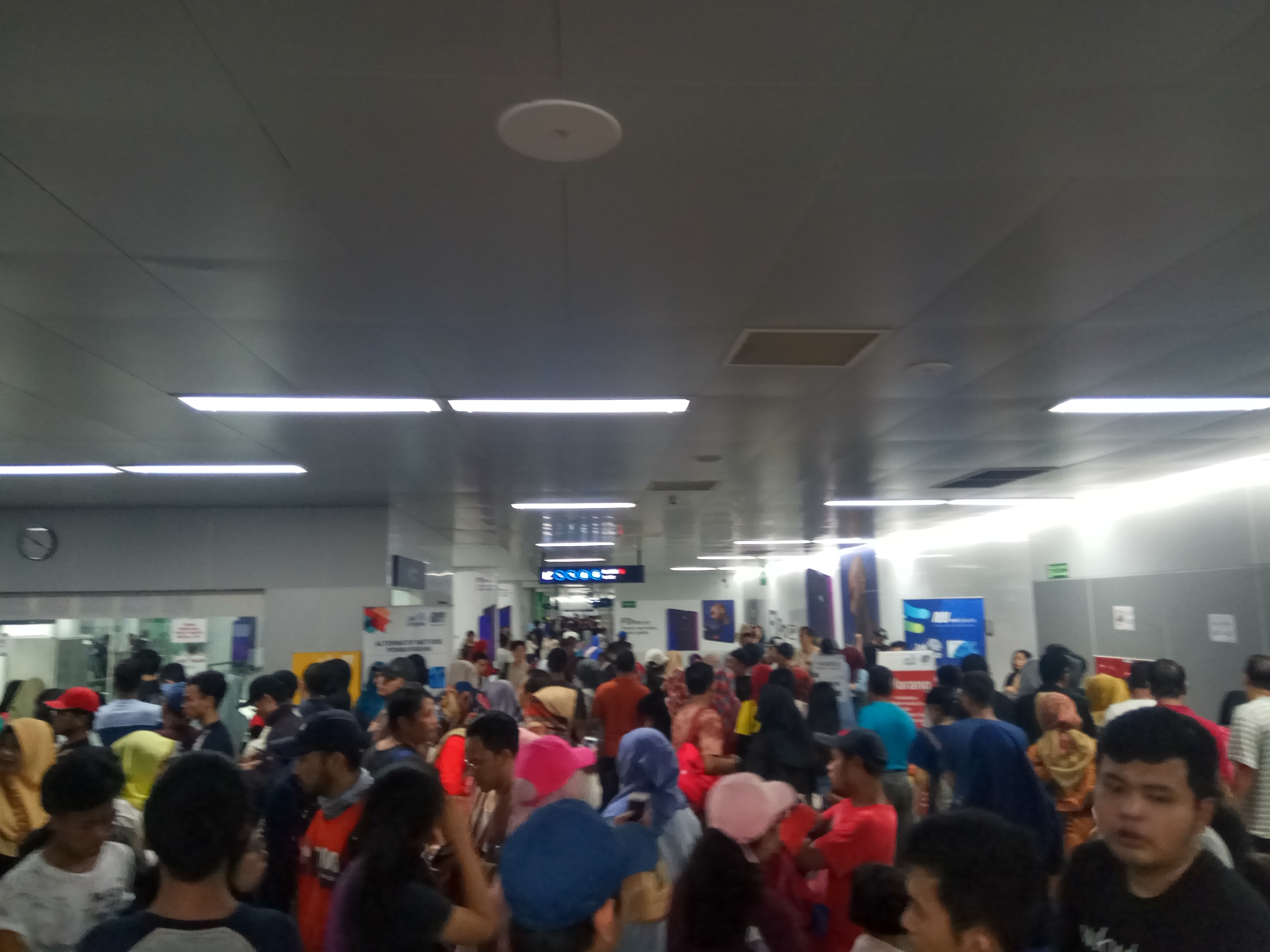 Masyarakat gunakan moda transportasi MRT jakarta
