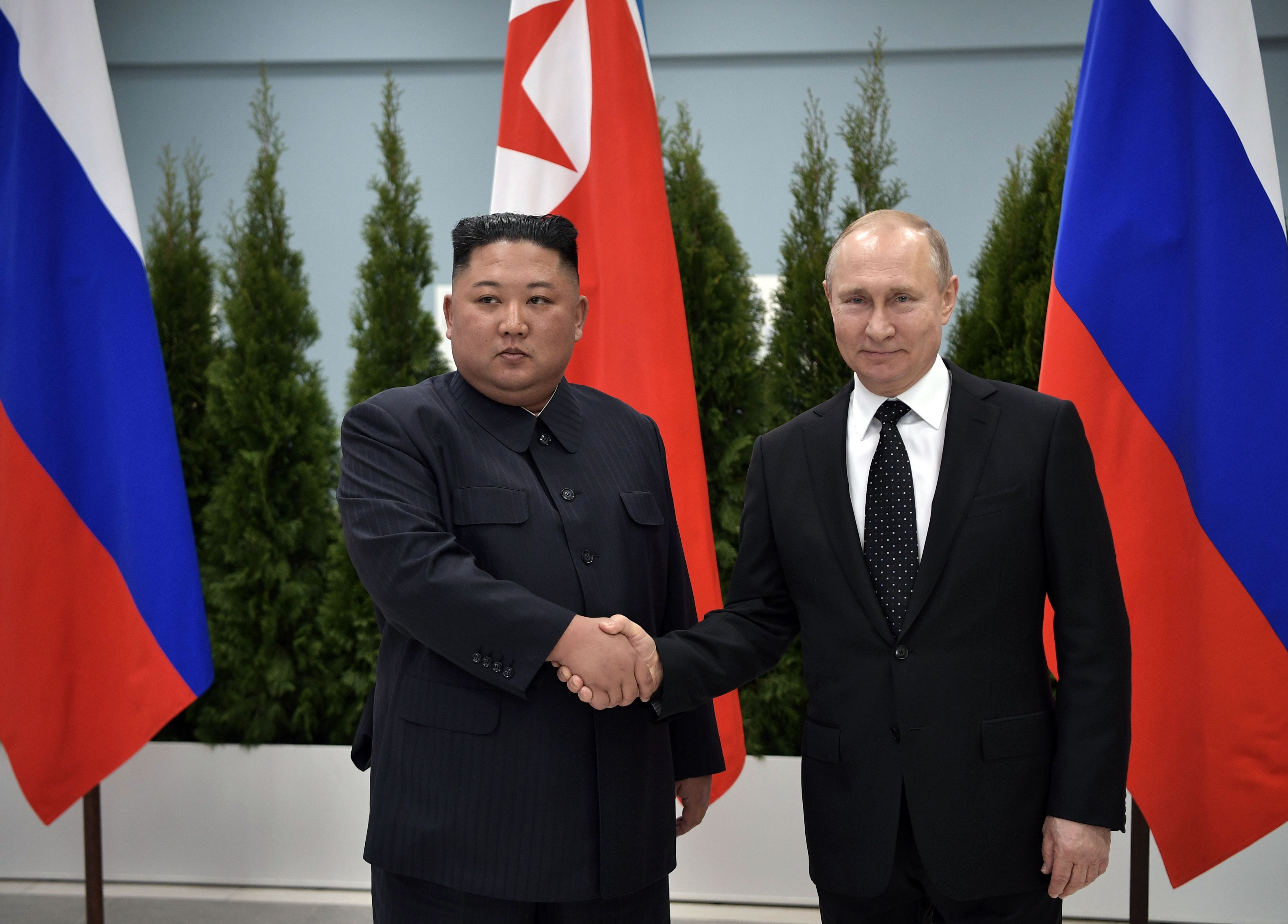 Pemimpin Korut Kim Jong-un (kiri) dan Presiden Rusia Vladimir Putin