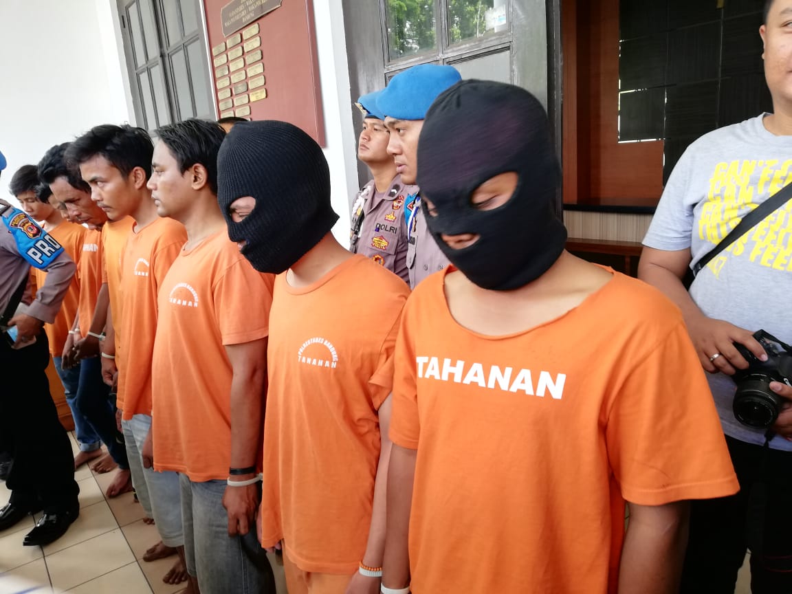 Delapan tersangka pengeroyokan hingga berujung tewasnya Haringga Sirla ditangkap Polrestabes Bandung, 24 September lalu.