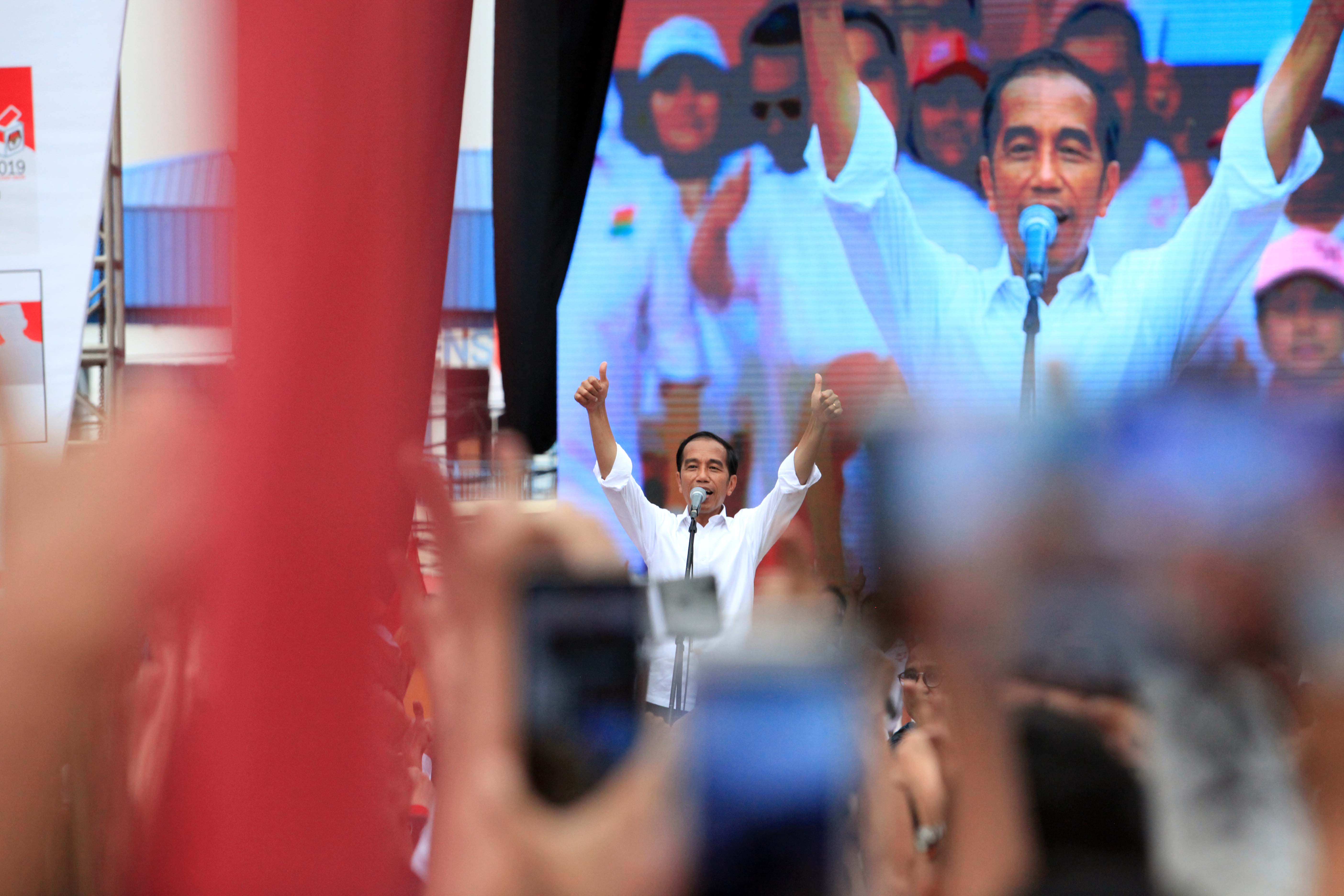 Calon petahana Jokowi ketika berkampanye di Banten, Minggu (7/4).