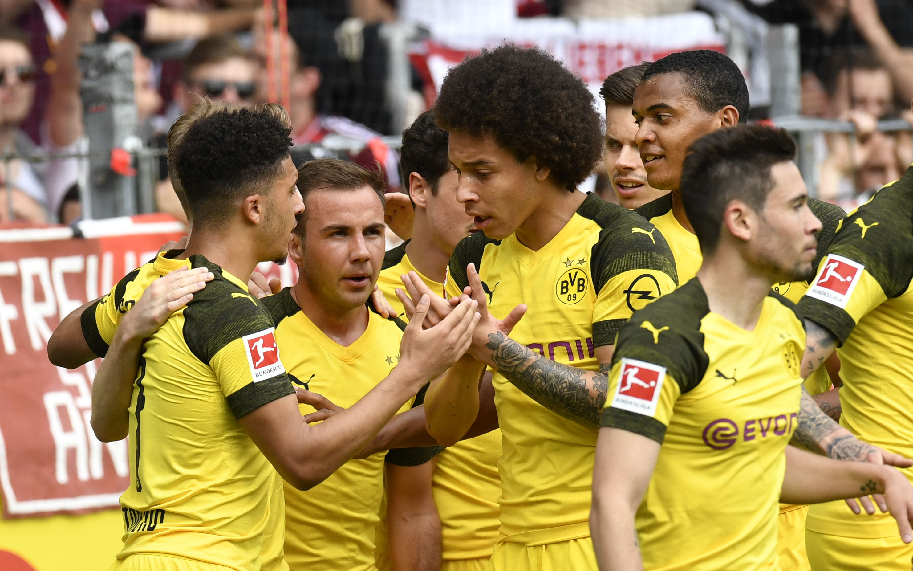 Para pemain Dortmund merayakan gol ke gawang Freiburg.