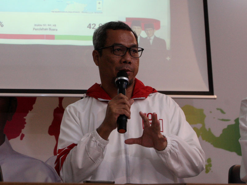 Direktur Komunikasi Politik TKN, Usman Kansong saat memberikan konpers di Jakarta.