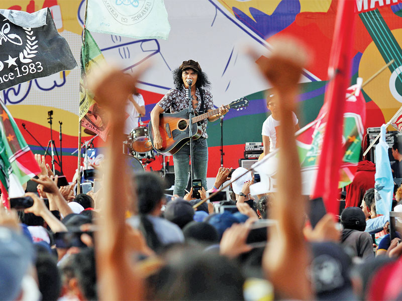 Vokalis Slank, Kaka, menghibur simpatisan nomor urut 01 pasangan calon presiden dan wakil presiden Joko Widodo-Ma