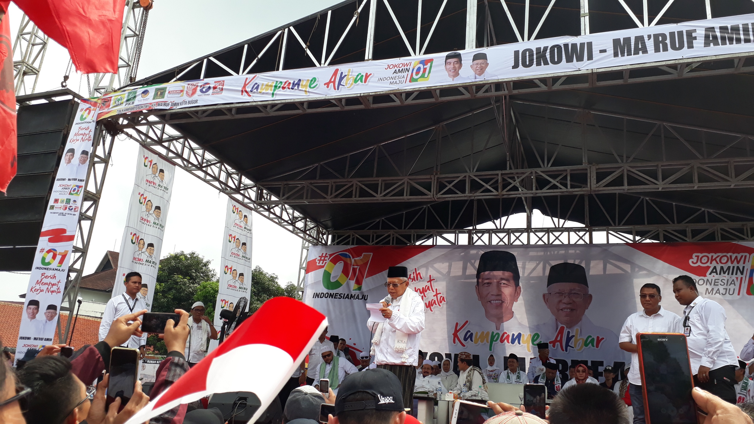 Suasana kampanye Calon Wakil Presiden nomor urut 01 Ma'ruf Amin di Lapangan Marzoeki Mahdi, Jalan Dr Sumeru, Kota Bogor, Jumat (5/4).