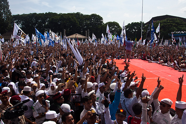 Cawapres nomor urut 02 Sandiaga Uno memberikan orasi politik saat menghadiri kampanye akbar di Lapangan Ahmad Yani, Tangerang