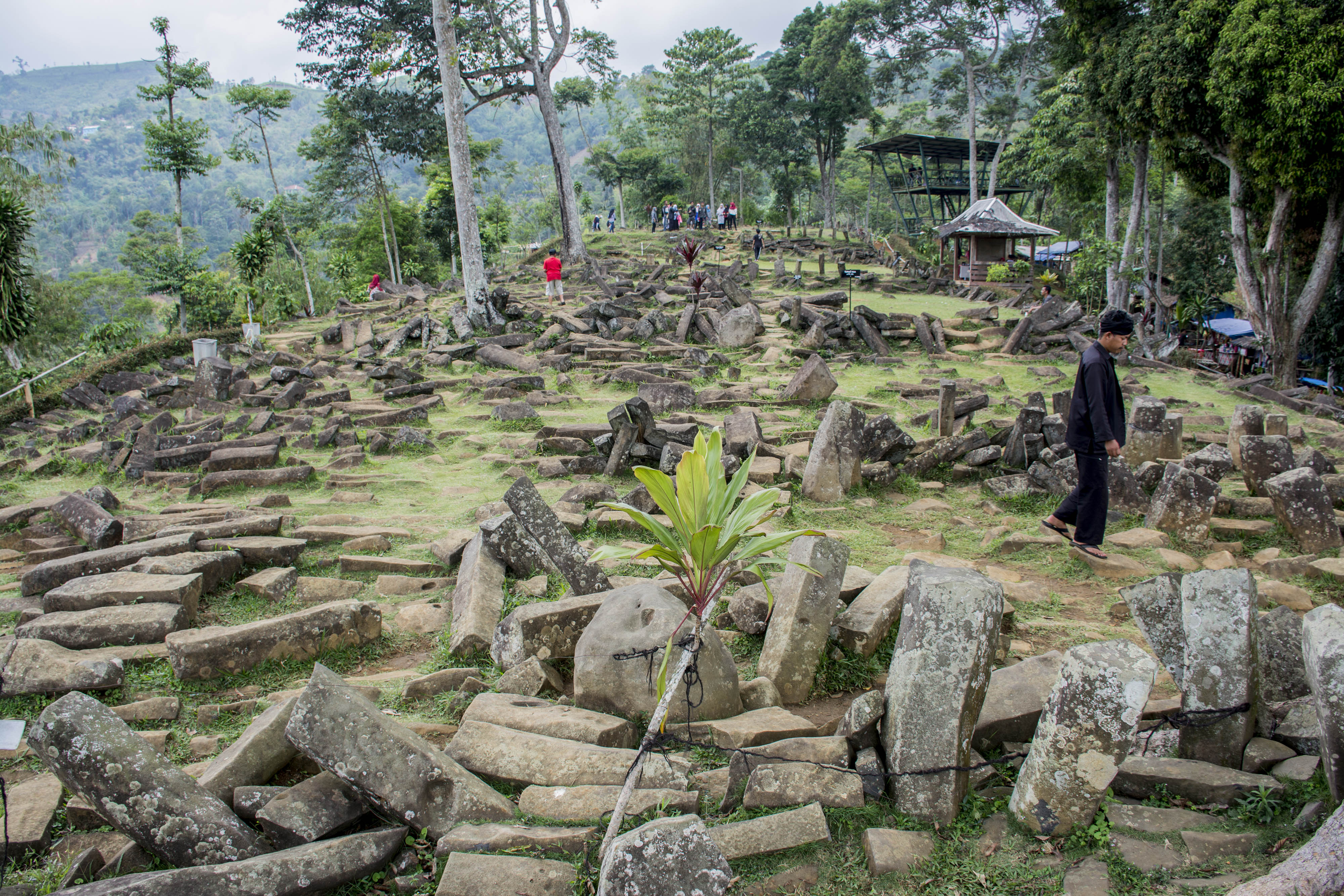 Pengunjung berjalan di kawasan Situs Megalitikum Gunung Padang, Campaka, Cianjur, Jawa Barat,