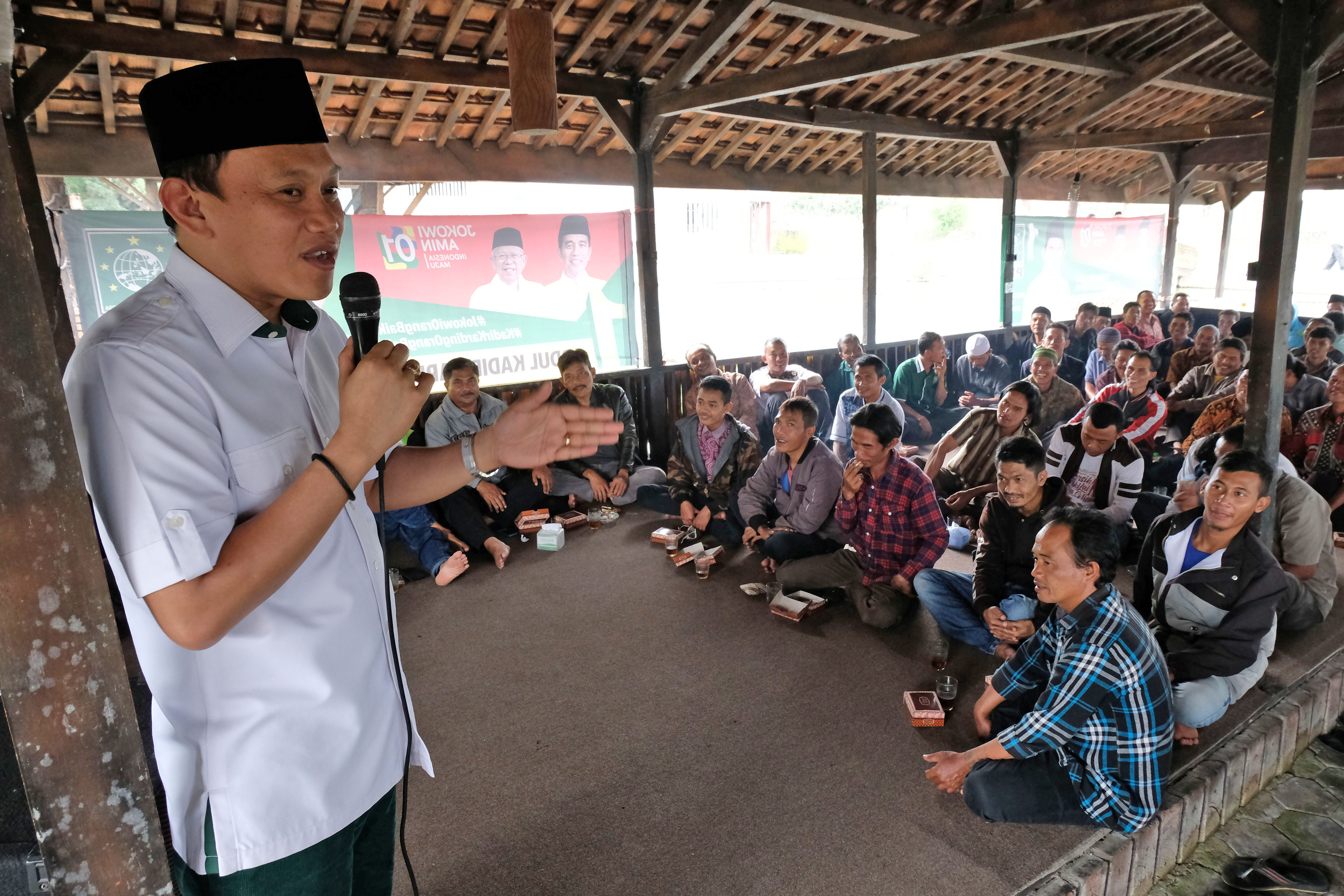  Wakil Ketua TKN Joko Widodo-Ma'ruf Amin, Abdul Kadir Karding (kiri), memberikan arahan saat konsolidasi dengan relawan Jokowi di Parakan