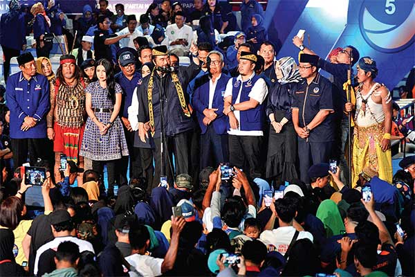 KAMPANYE AKBAR NASDEM KALTIM: Ketua Umum Partai NasDem Surya Paloh (tengah) menyampaikan orasinya didampingi sejumlah Ketua DPP dan DPW dala