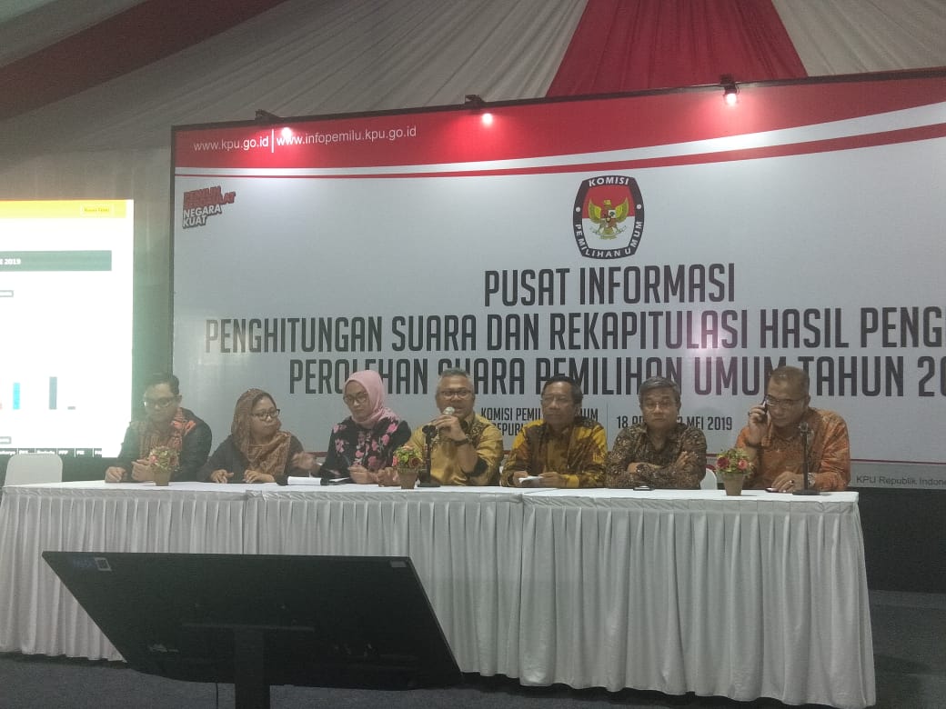Sejumlah cendikiawan yang tergabung dalam Gerakan Suluh Kebangsaan memberikan keterangan pers usai mendatangi kantor KPU, Rabu (24/4)