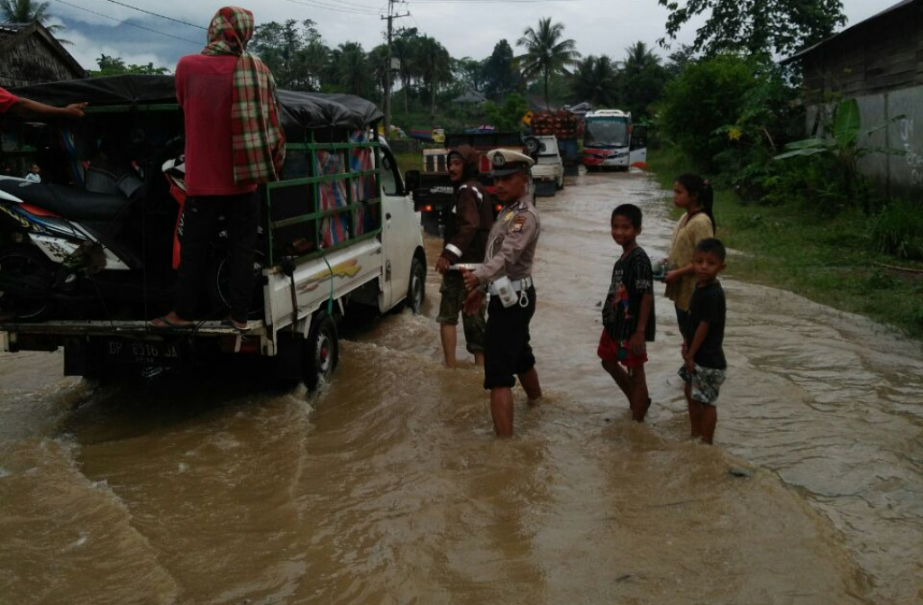  Beberapa wilayah di tiga kabupaten di Sulawesi Selatan, yaitu Kabupaten Enrekang, Kabupaten Toraja, dan Luwu Utara terendam banjir 
