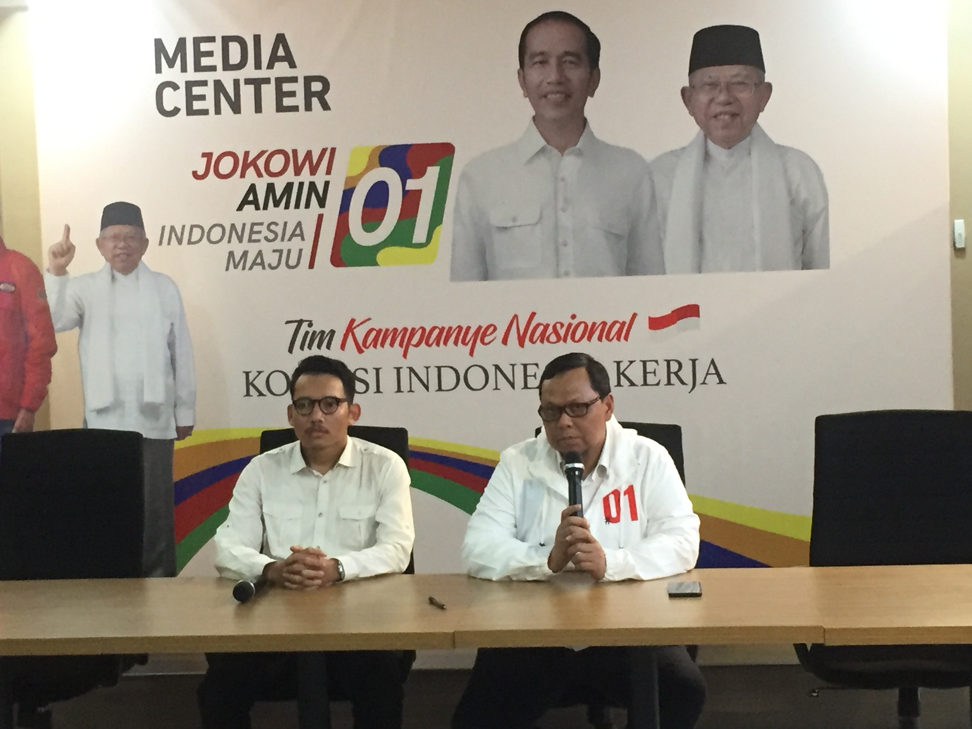  Wakil Direktur Saksi TKN Jokowi-Amin, Lukman Eddy didampingi Jubir Milenial Jokowi-Amin, Garda Maharsi