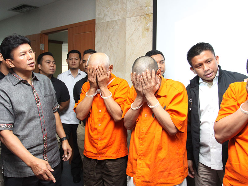 SINDIKAT PERDAGANGAN ORANG: Kabareskrim Polri Komjen Pol Ari Dono Sukmanto (kiri) didampingi Satgas Tindak Pidana Perdagangan Orang (TPPO) 