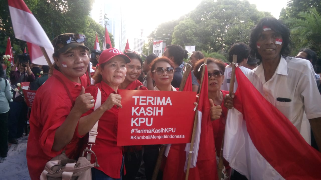 Elemen masyarakat menggelar aksi di depan gedung kPU, Jakarta, Senin (22/4) untuk mendukung kinerja KPU dalam Pemilu2019