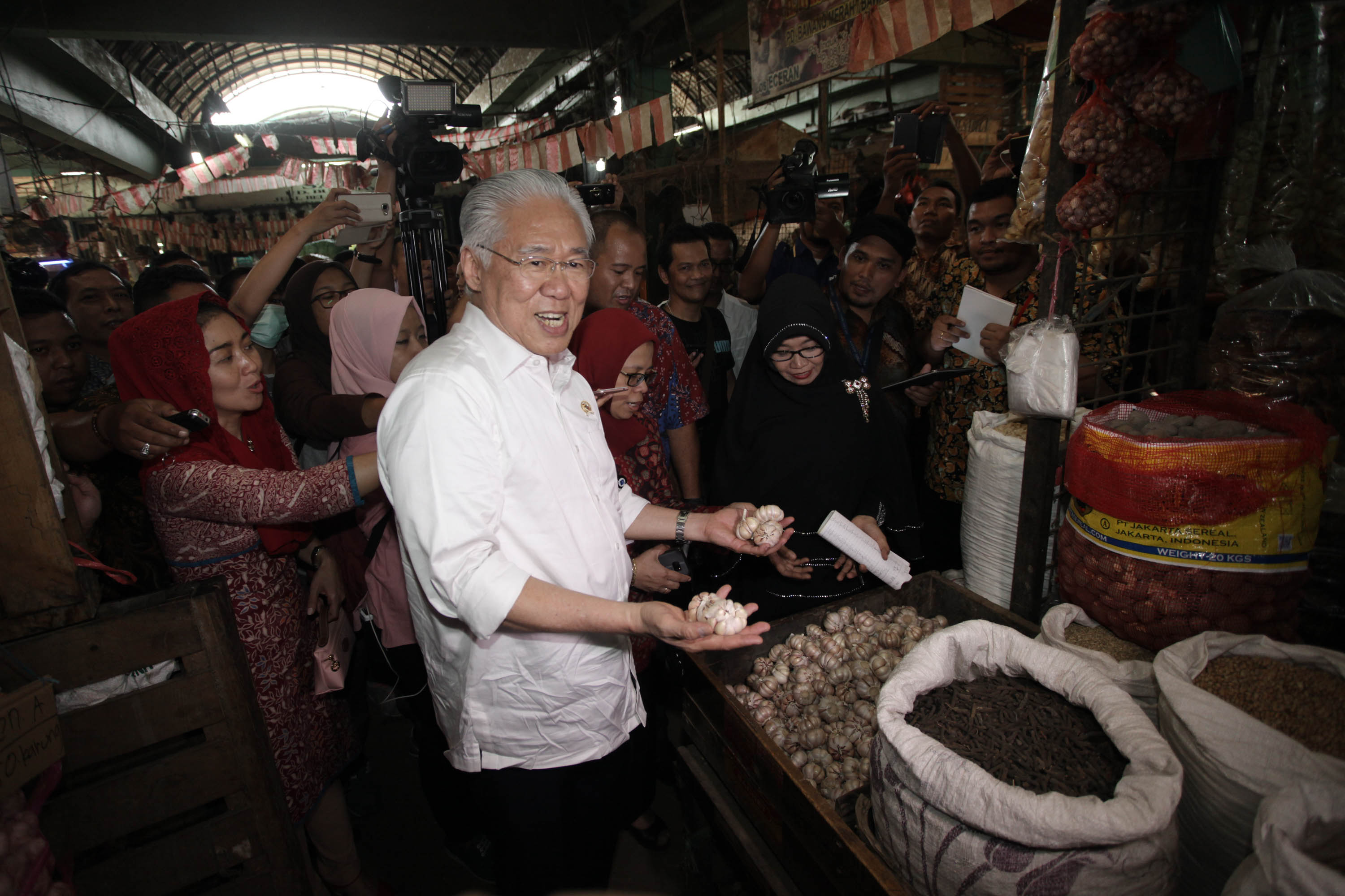  Menteri Perdagangan Enggartiasto Lukita sidak harga bawang