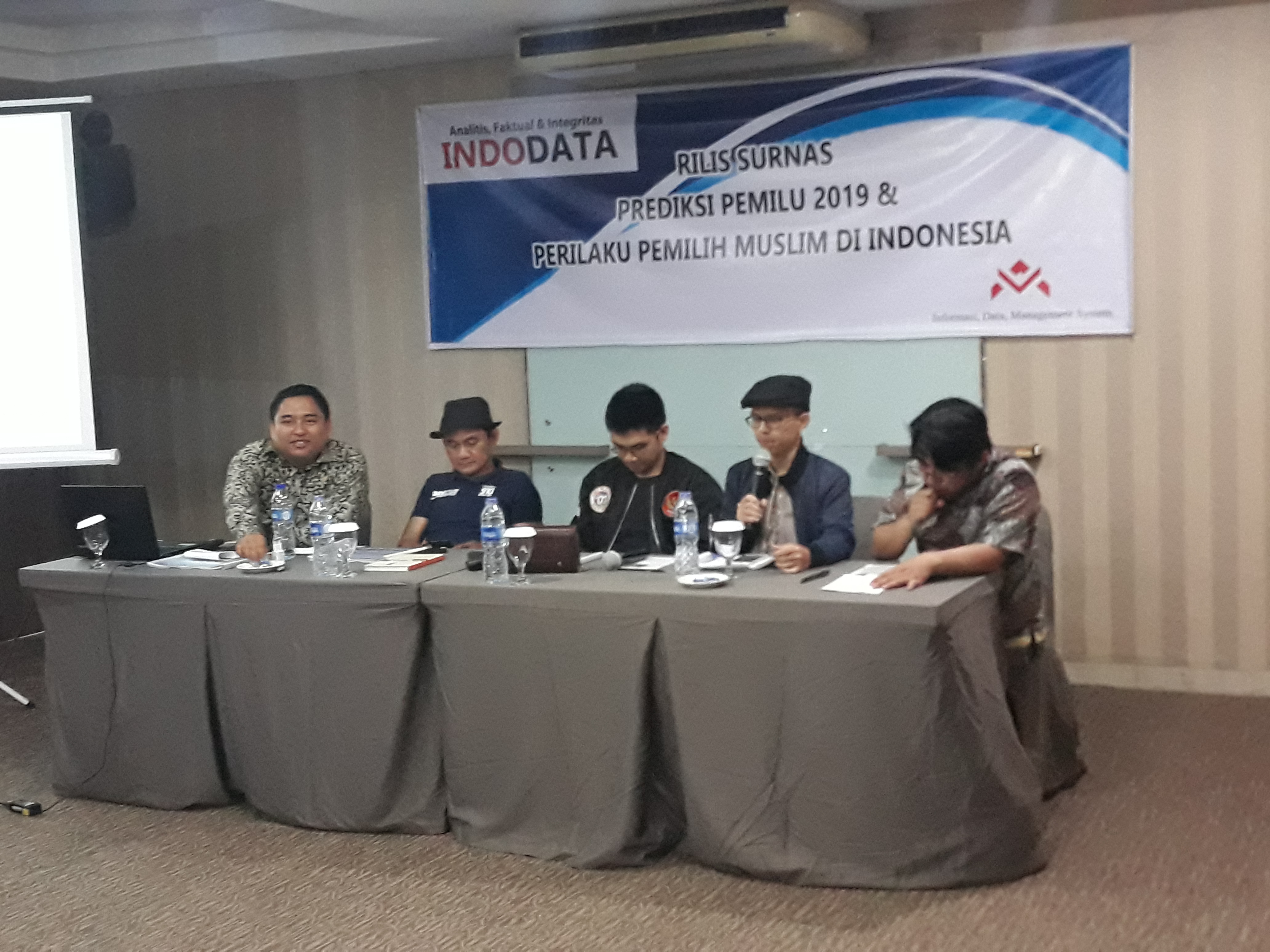 Direktur Eksekutif Indodata Danis T Saputra (paling kiri) mendengarkan pendapat pengamat politik dari Universitas Al Azhar Indonesia