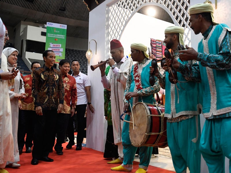Presiden Joko Widodo (kedua kiri) meninjau pameran International Handicraft Trade Fair (Inacraft) 2019 di Jakarta