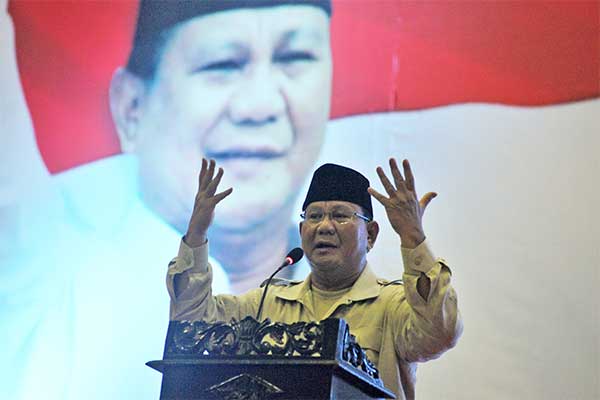 Calon Presiden nomor urut 02 Prabowo Subianto menyampaikan pidato politik di hadapan pendukungnya di Jambi, Kamis (14/3/2019). 