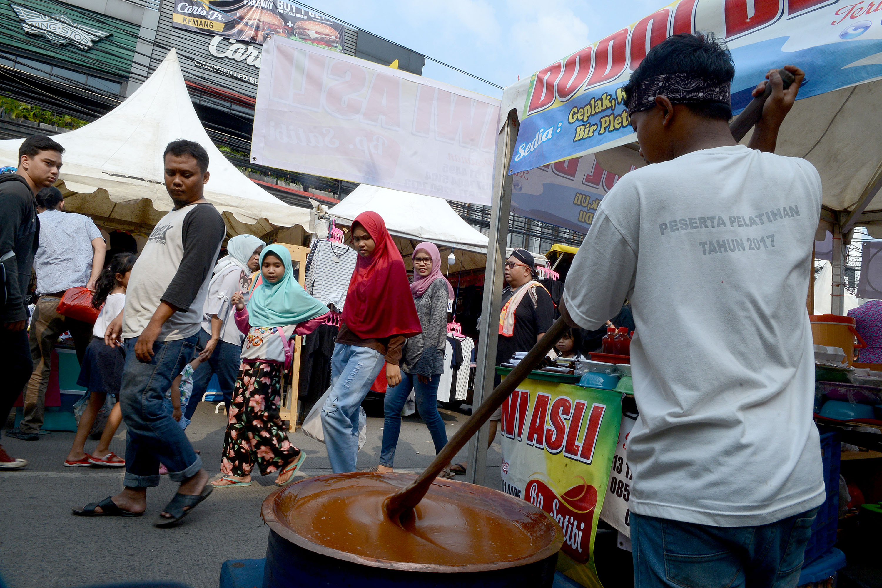 Pedagang mengaduk adonan Dodol pada Festival Palang Pintu di kawasan Kemang, Jakarta.