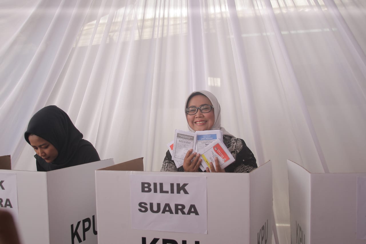 Bupati Bogor Ade Yasin saat menggunakan hak suaranya di Pemilu 2019