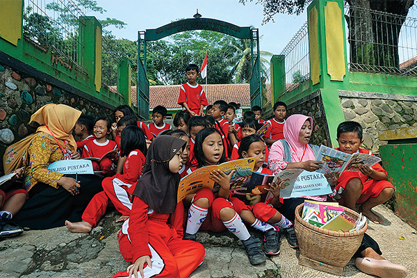 Mendampingi anak-anak membaca.