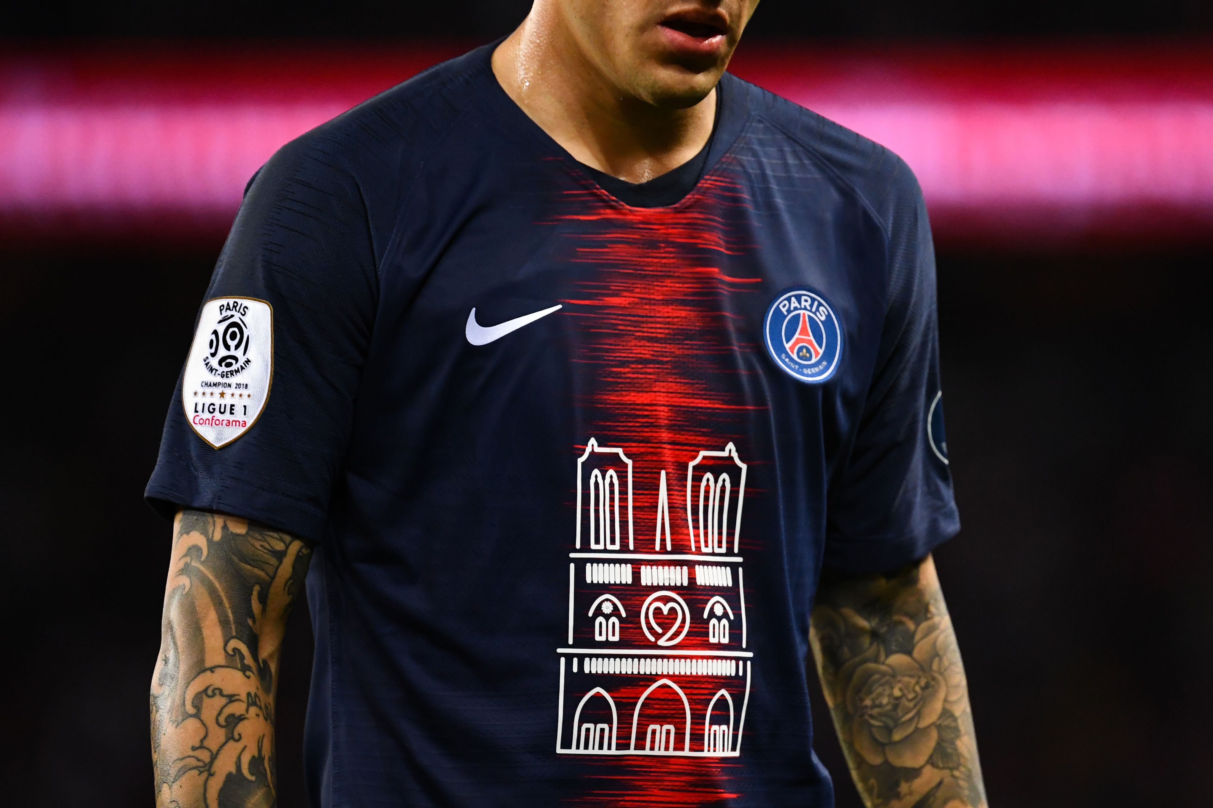 Gelandang PSG Leandro Paredes mengenakan jersey yang menampilkan gambar Notre Dame.