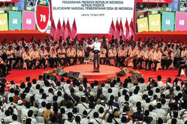 SILATURAHIM NASIONAL: Presiden Joko Widodo memberikan pengarahan kepada peserta Silaturahim Nasional Pemerintan Desa Se-Indonesia di Senayan