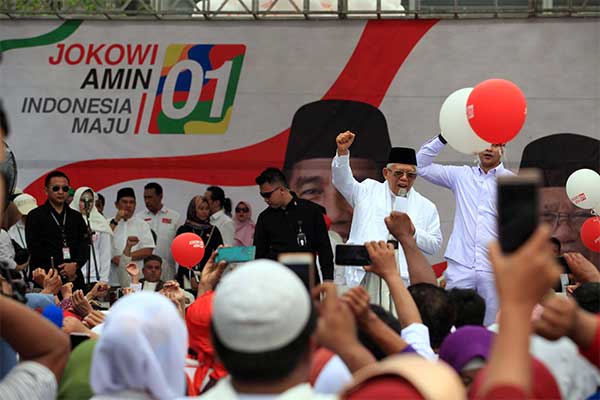 KAMPANYE ABAH MA'RUF AMIN: Calon Wakil Presiden nomor urut 01 KH Ma'ruf Amin bersama sejumlah pendukung acara menyampaikan pidato ketika ber