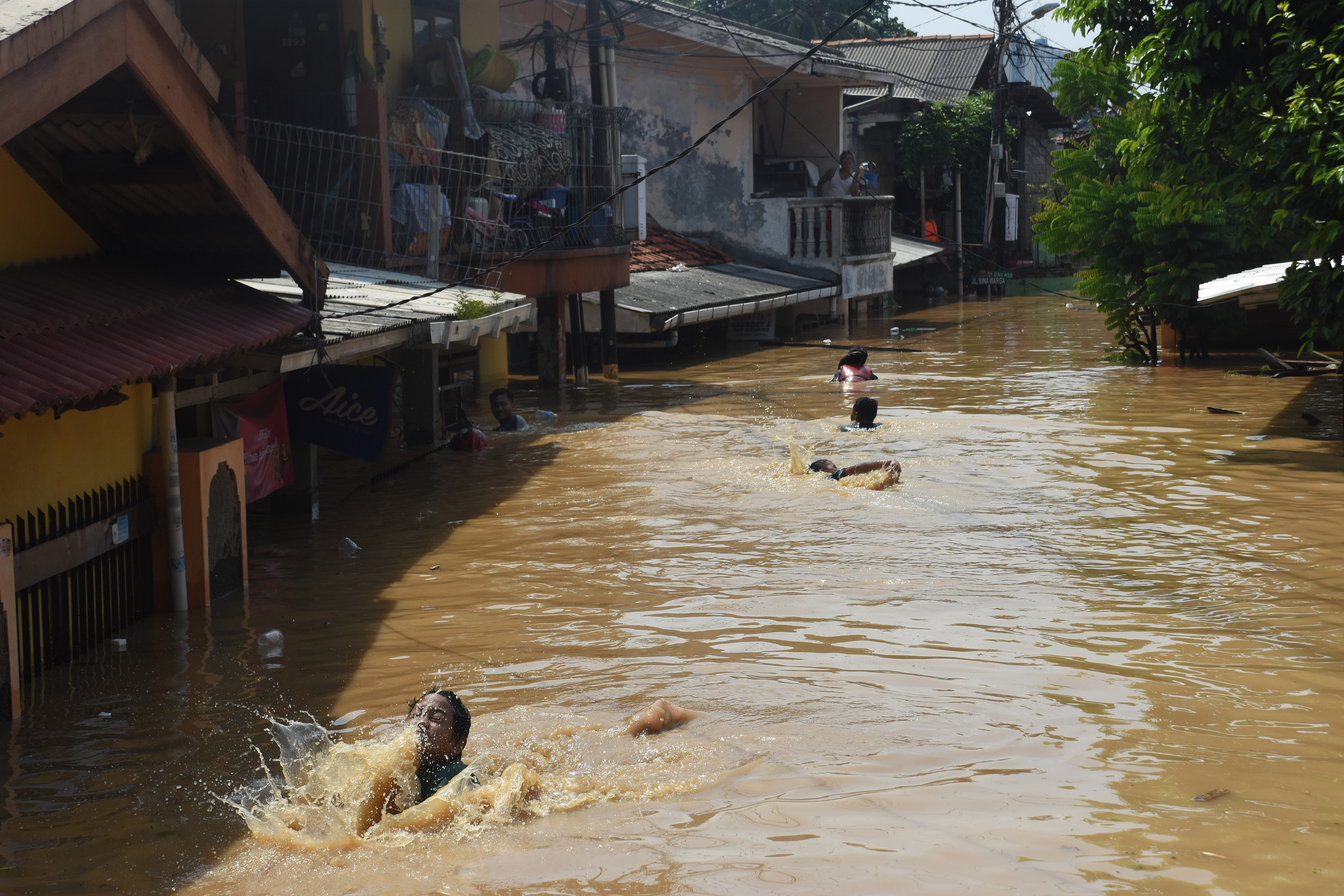 Sejumlah anak bermain air saat banjir melanda permukiman di kawasan Rawajati, Jakarta Selatan, Jumat (26/4).