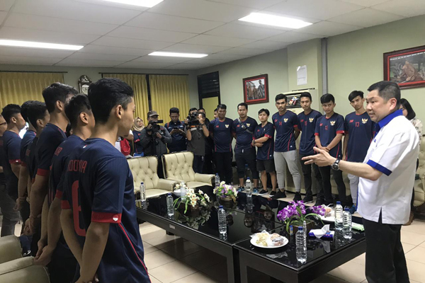 Ketua Umum FFI Hary Tanoesoedibjo saat memberikan pengarahan ke Tim Futsal Indonesia di Yogyakarta, Minggu (31/3).