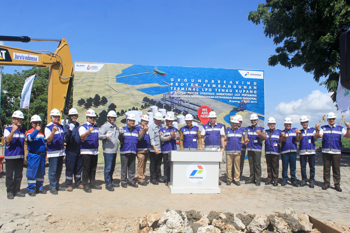 Direktur Logistik, Supply Chain dan Infrastruktur Pertamina, Gandhi Sriwidodo (tujuh dari kanan), Viktor Laiskodat saat groundbreaking