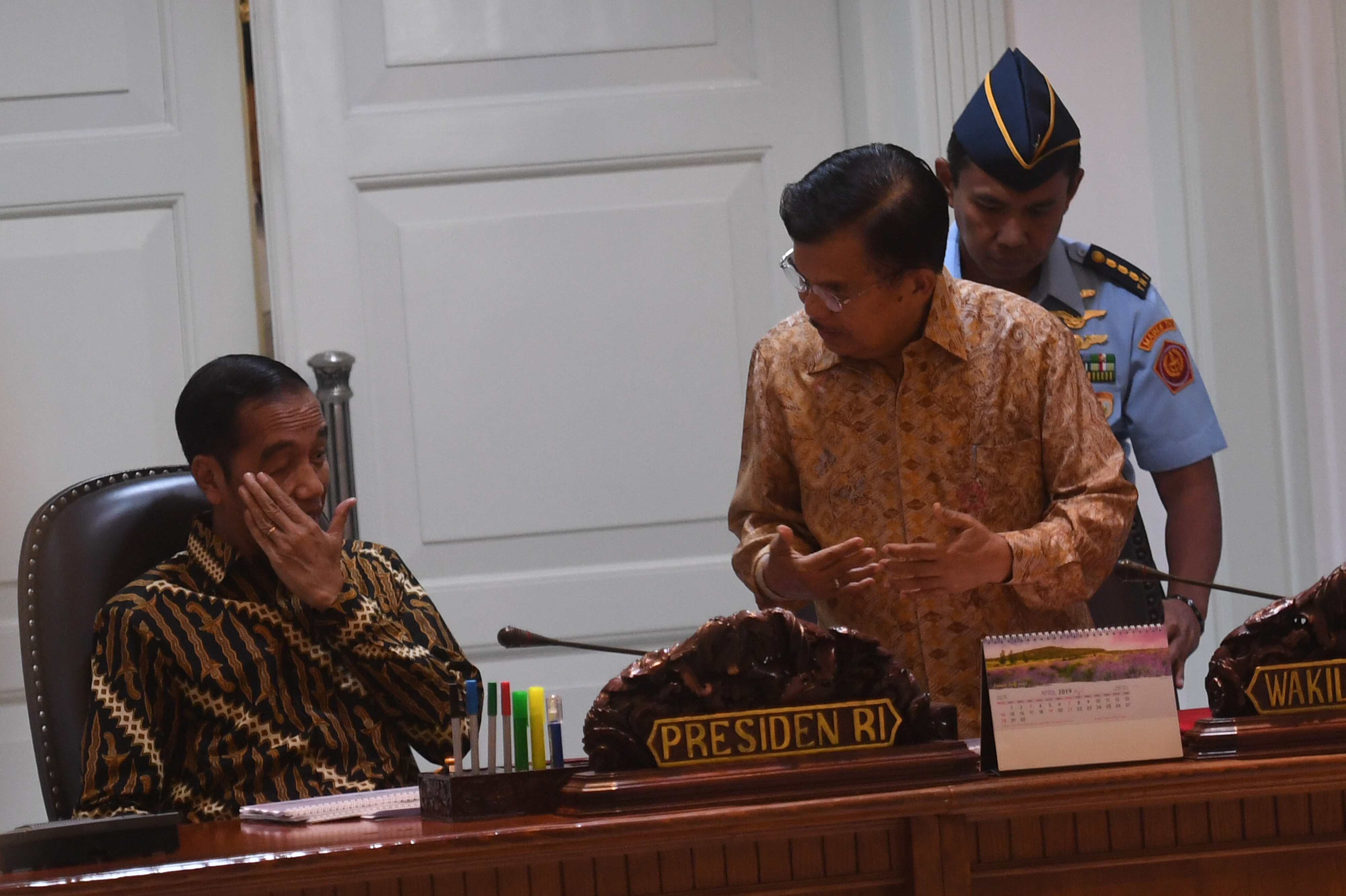 Presiden Joko Widodo (kiri) berbincang dengan Wakil Presiden Jusuf Kalla (kanan)