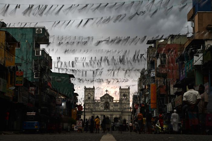 Warga Sri Lanka berkumpul di Gereja St. Anthony yang jadi salah satu lokasi ledakan bom pada Minggu (21/4).