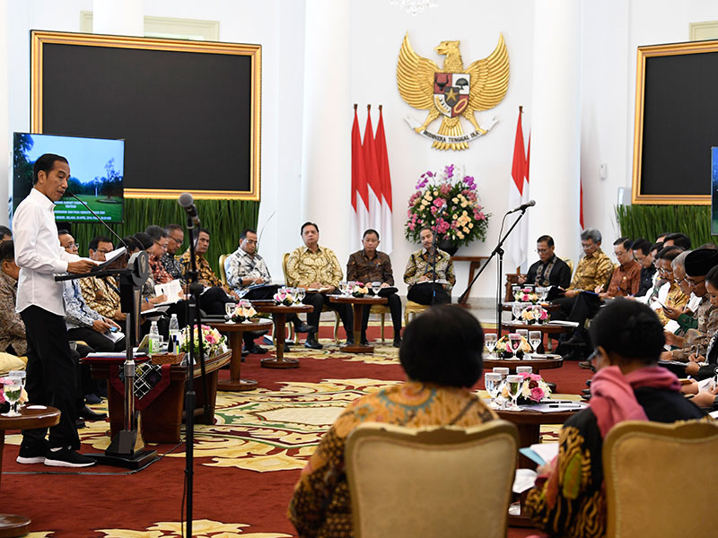 SIDANG KABINET PARIPURNA: Presiden Joko Widodo (kiri) menyampaikan arahan saat Sidang Kabinet Paripurna tentang ketersediaan anggaran