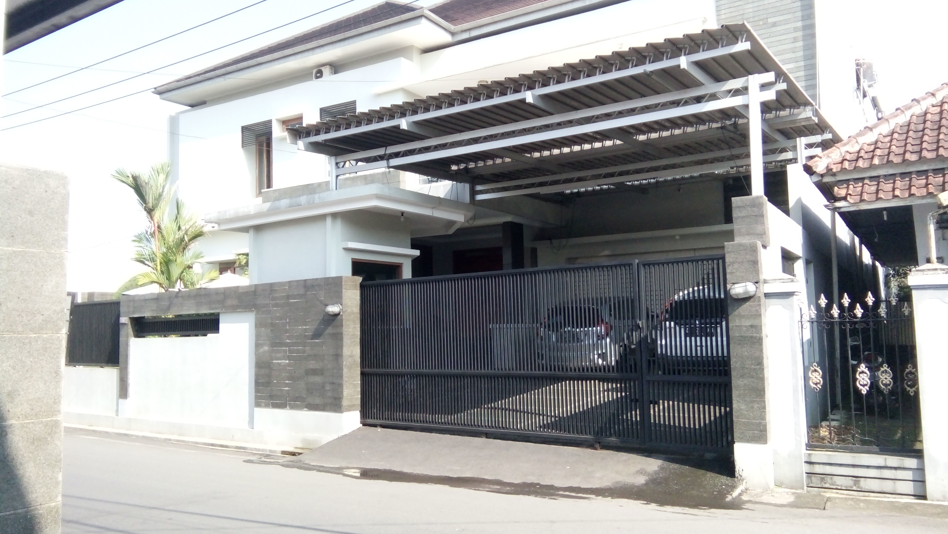 Rumah pribadi Wali Kota Tasikmalaya Budi Budiman yang biasanya ramai, pada Kamis (25/4), sepi dan tertutup. 