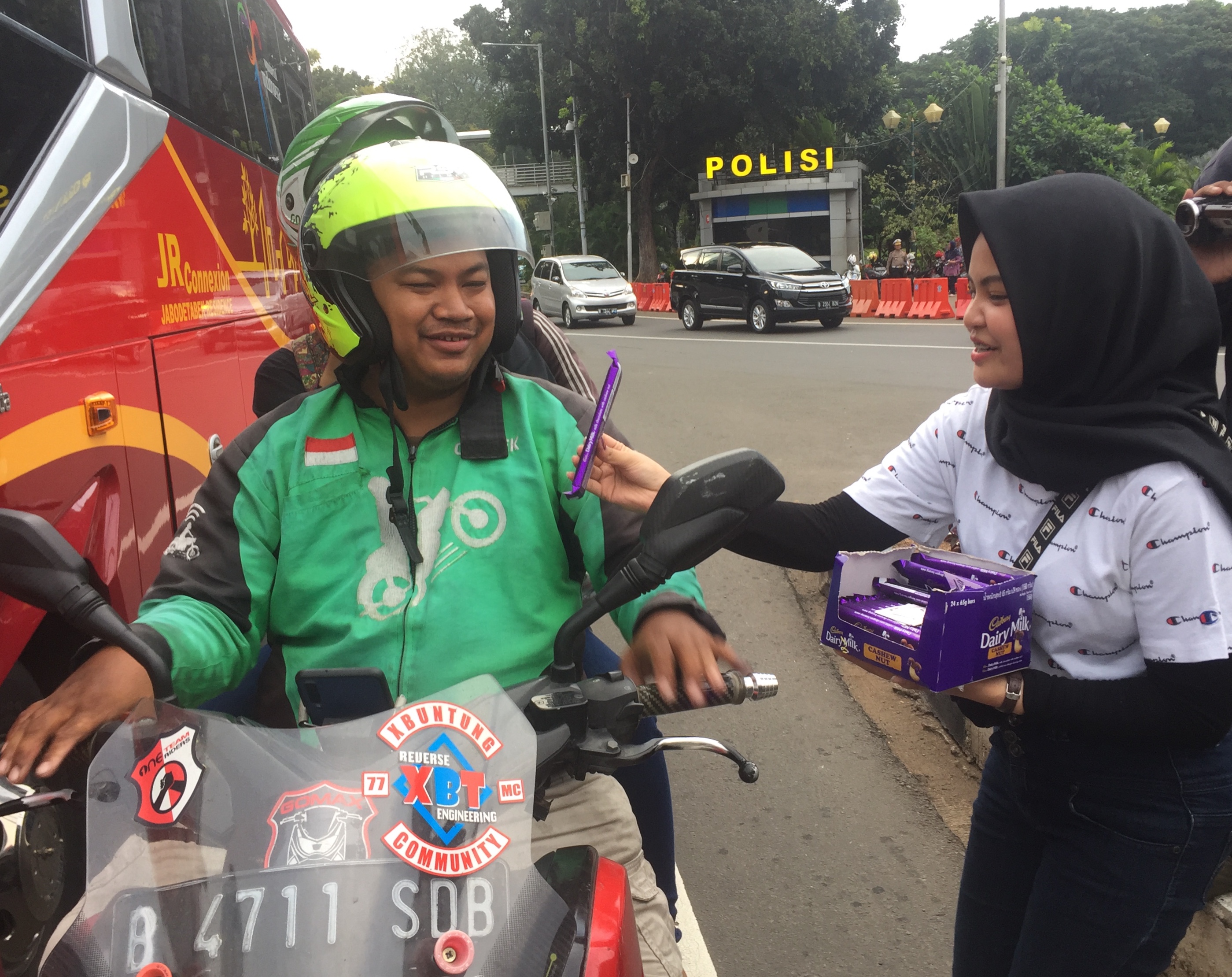 Relawan Milenial KitaSatu membagikan coklat simbol ajakan baikan usai pemilu 2019 di Jakarta, Kamis (18/4)