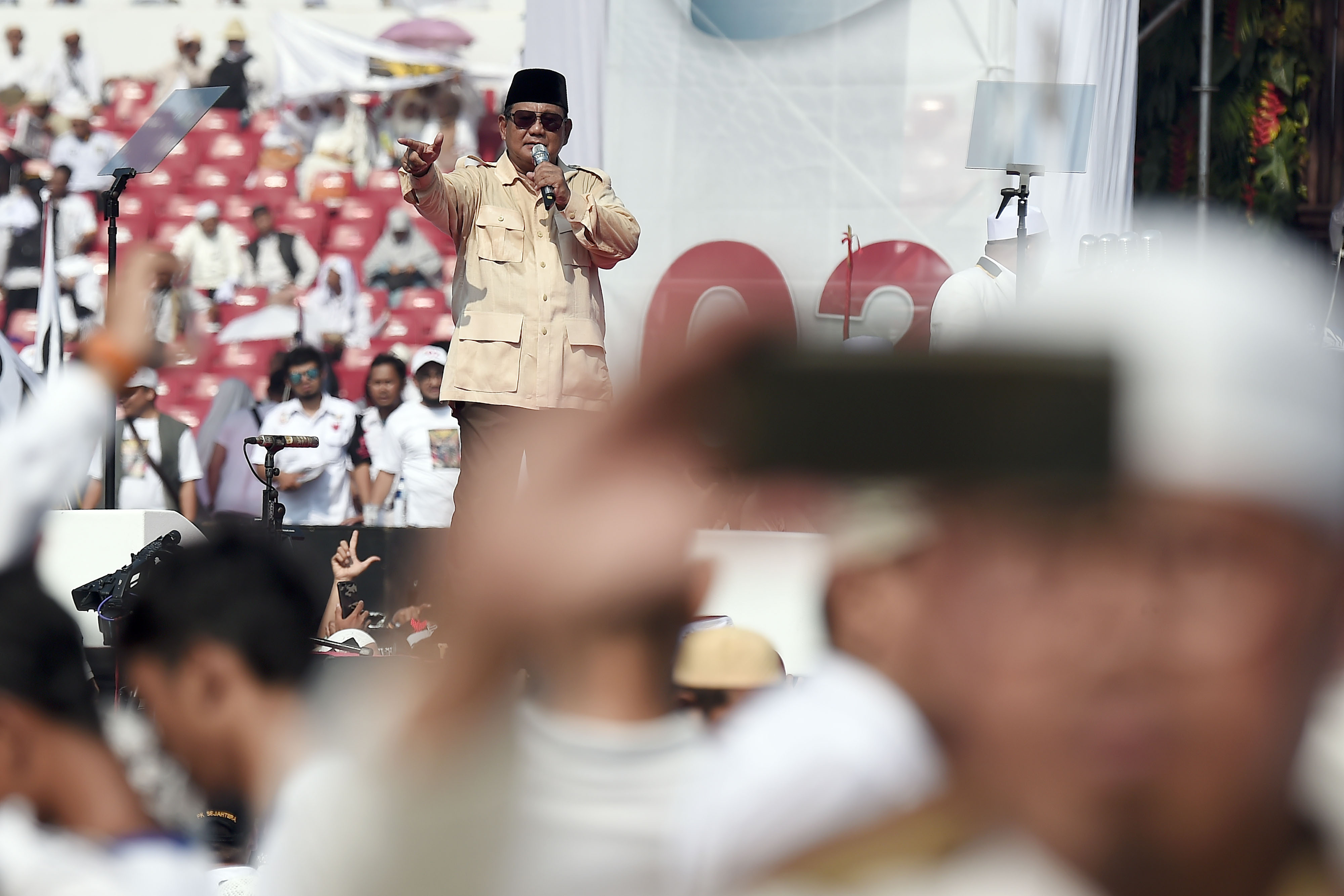 Capres nomor urut 02 Prabowo Subianto menyampaikan orasi politik saat kampanye akbar di Stadion Gelora Bung Karno, Senayan