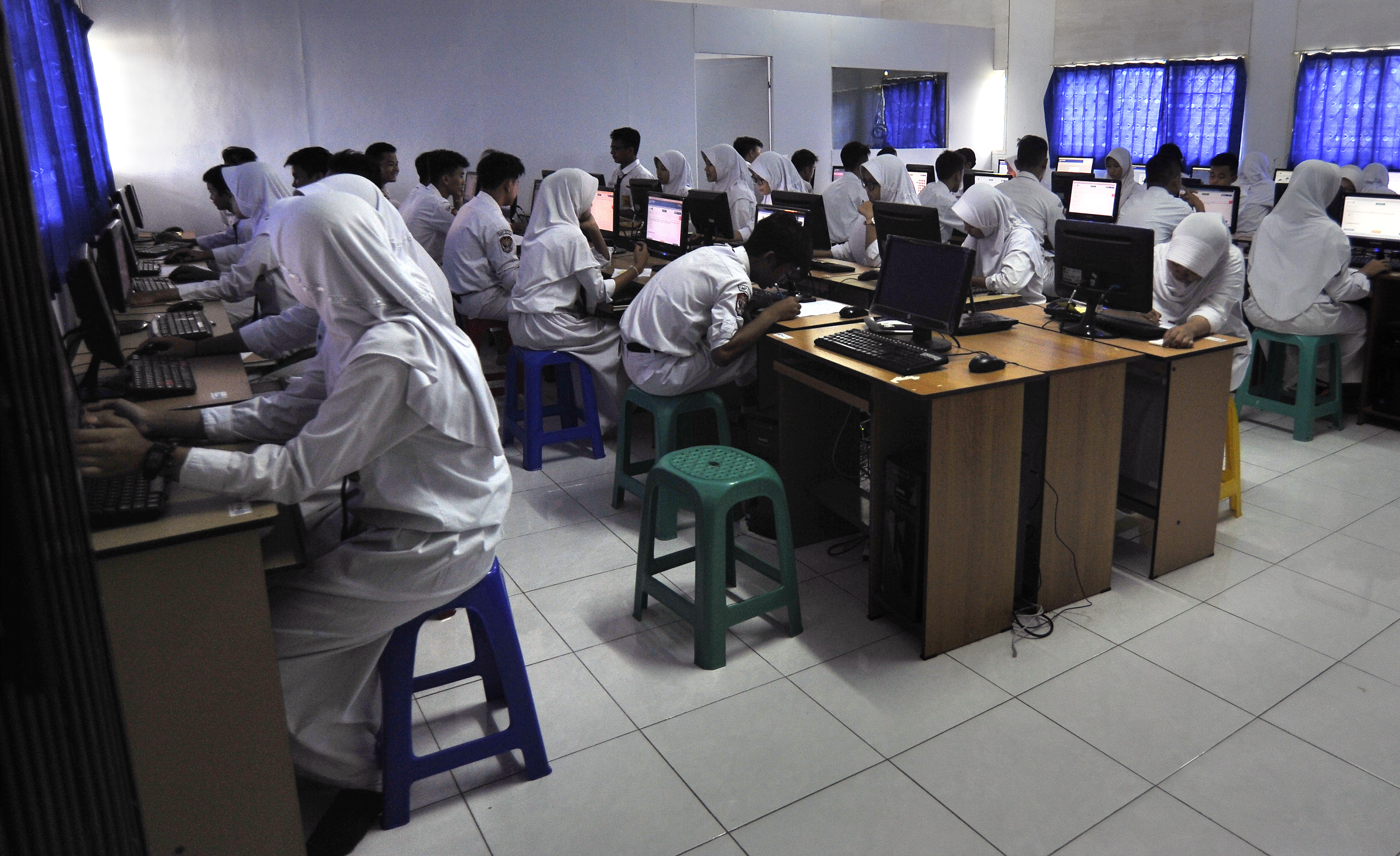 Pelaksanaan UNBK di sebagian besar sekolah masih terkendala terbatasnya jumlah komputer dan jaringan internet yang memadai. 