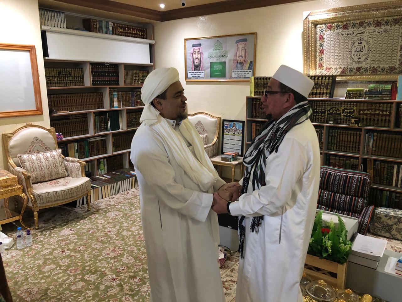 Imam Besar Front Pembela Islam (FPI) Habib Rizieq Shihab menerima kunjungan dari Ketua Majelis Syuro PKS Habib Salim Assegaf.