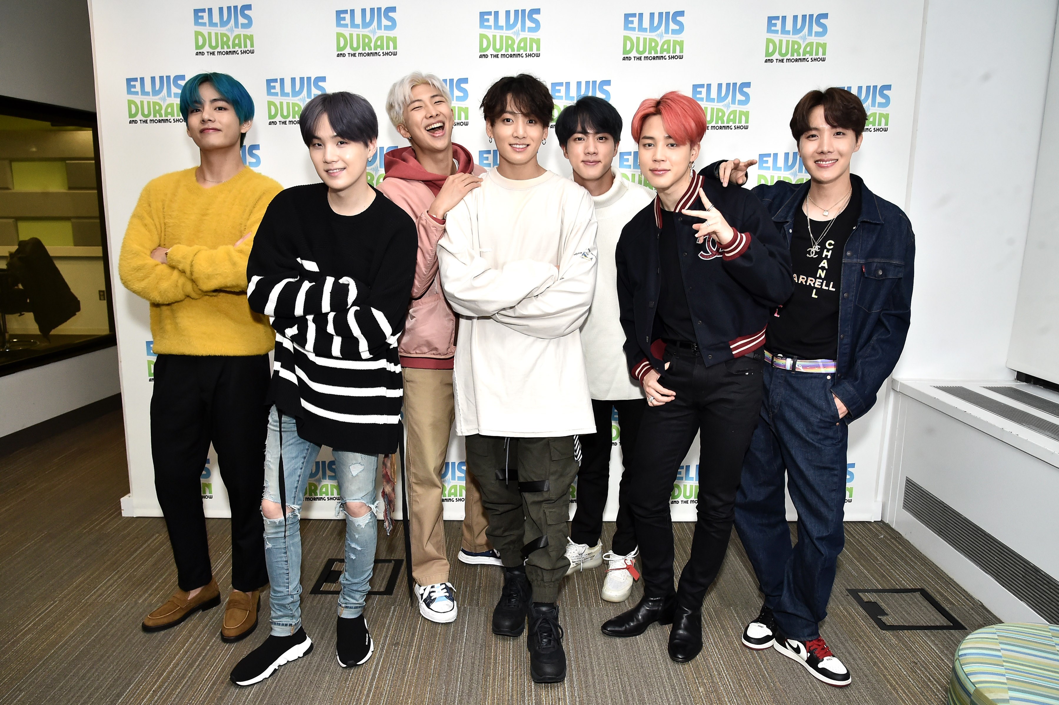 Para personel BTS. RM (ketiga dari kiri).