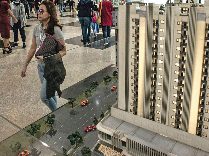 MAKET APARTEMEN: Pengunjung melintas di dekat maket apartemen pada Indonesia Property Expo (Ipex) 2019 di Jakarta, beberapa waktu lalu. 